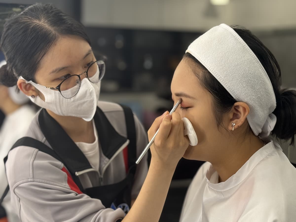 學生為模特兒進行化妝造型