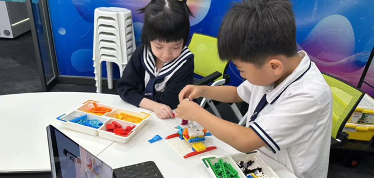 學生以小班形式進行手作學習