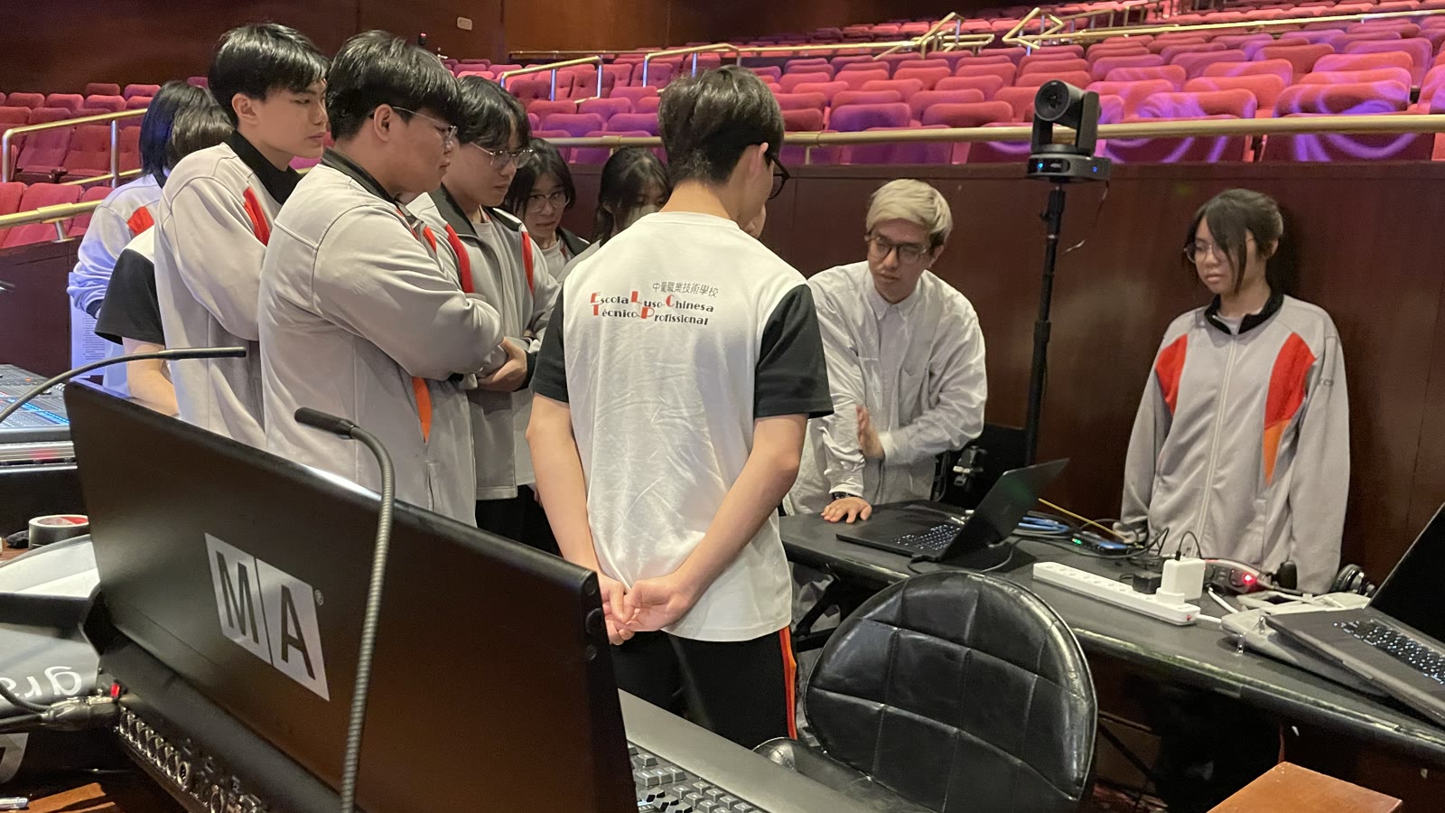 舞台技術及活動製作課程學生操作燈光與音響控制台