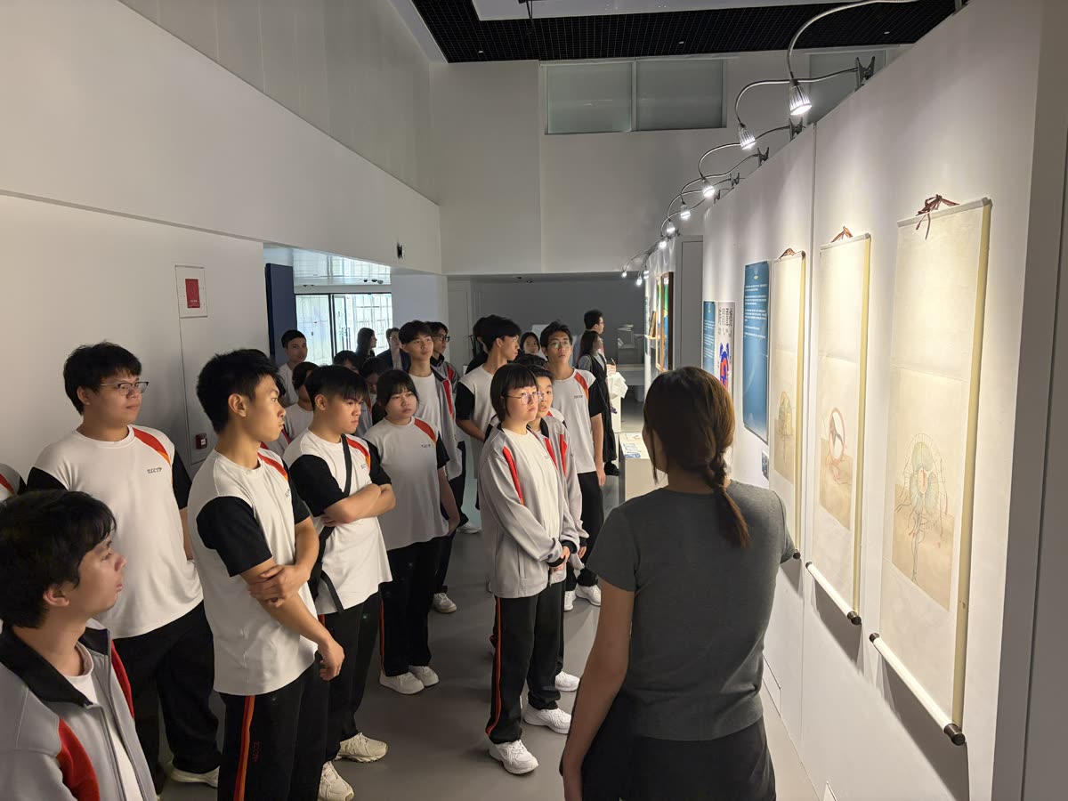 學生在畫廊觀賞藝術作品