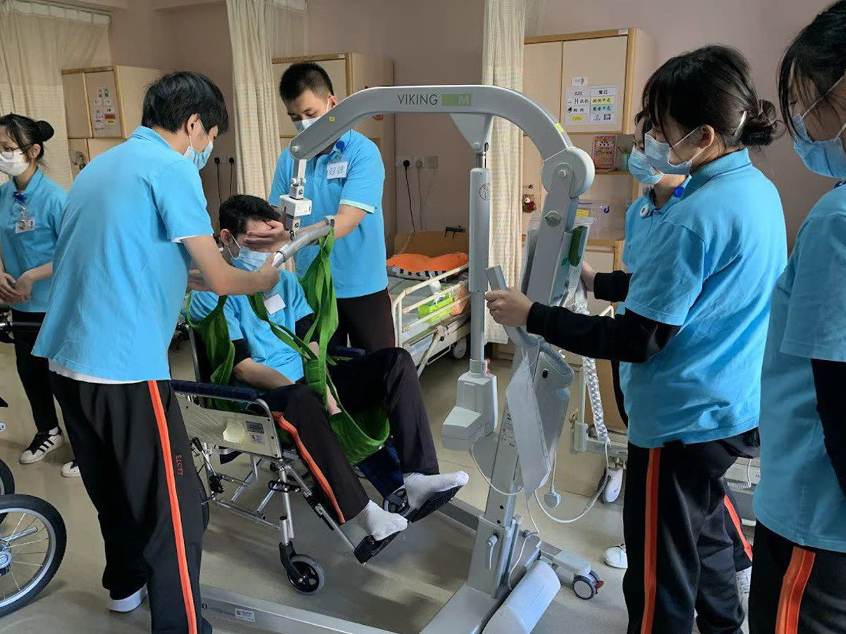 學生練習扶抱與轉移技巧