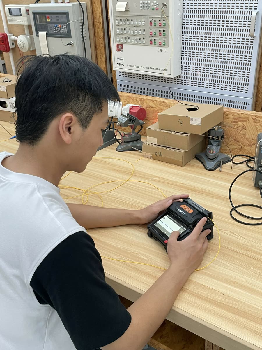 學生使用儀器進行電子測量