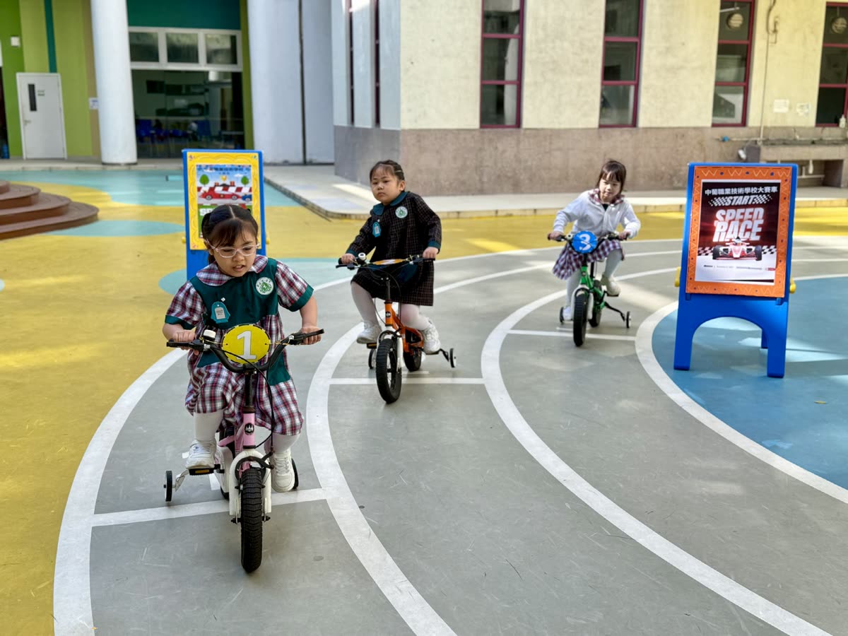 幼兒在戶外平衡車場地活動