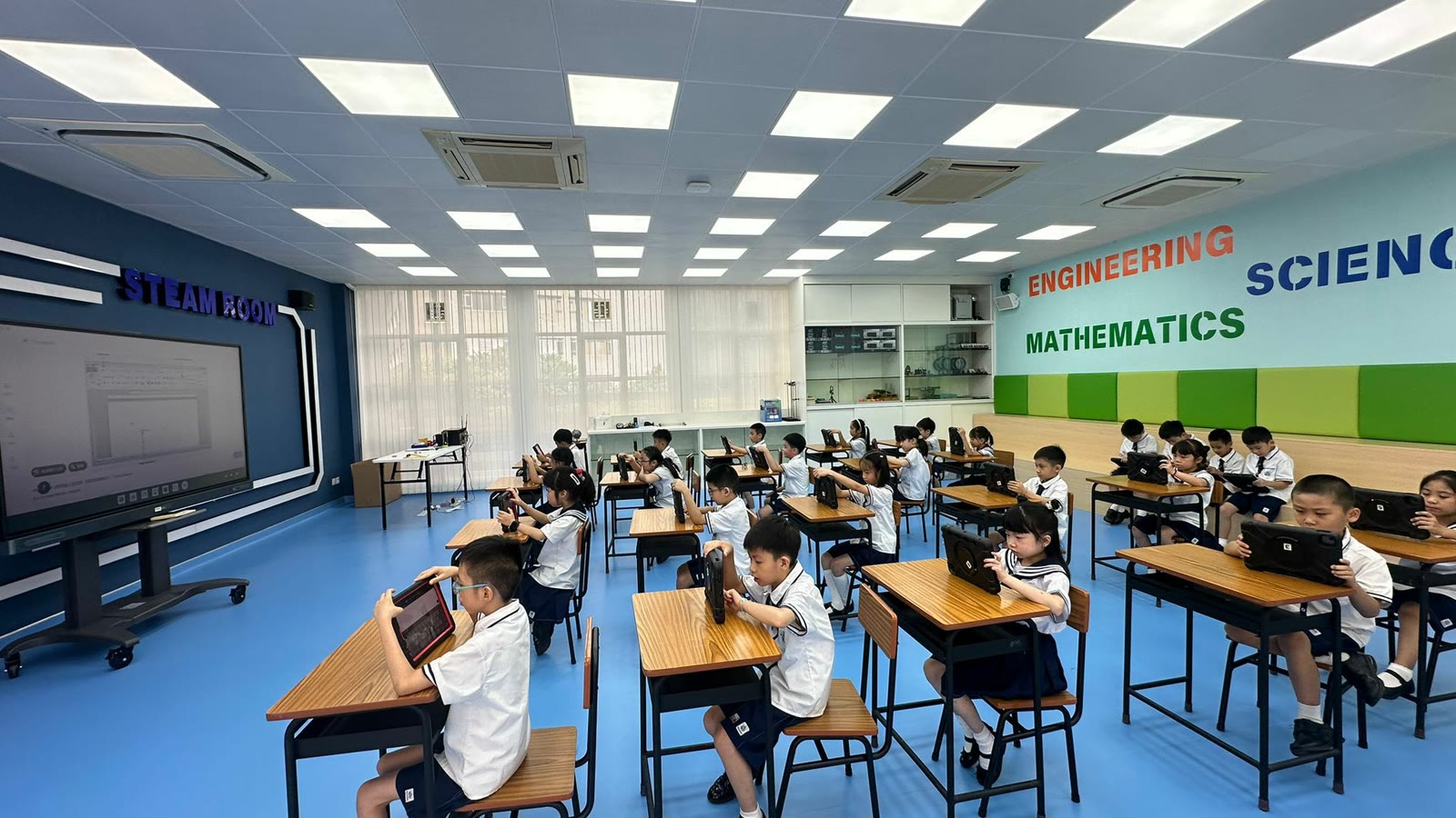 小學教育階段課程：學生在 STEM 教室上課